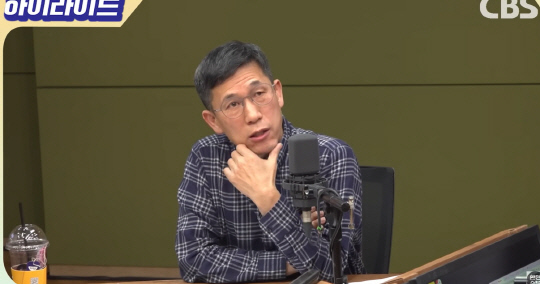 CBS라디오 '박재홍의 한판승부'에 출연한 진중권 광운대 교수가 이선균 사건과 관련해 발언하고 있다. [CBS라디오 '박재홍의 한판승부' 방송화면 캡처]